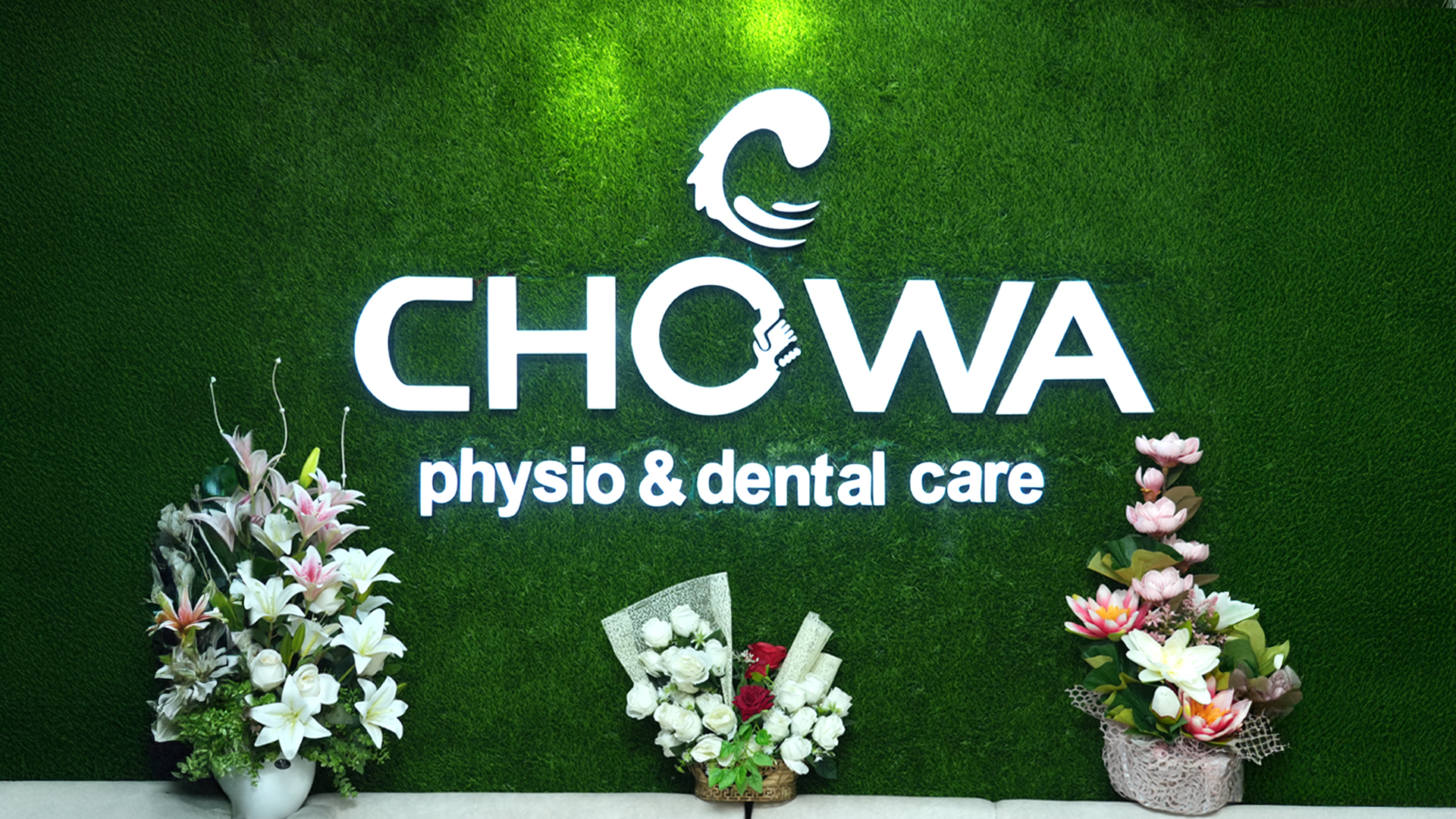Professional therapist treating a patient at the Best Physiotherapy Center Near Gulshan for effective injury recovery.