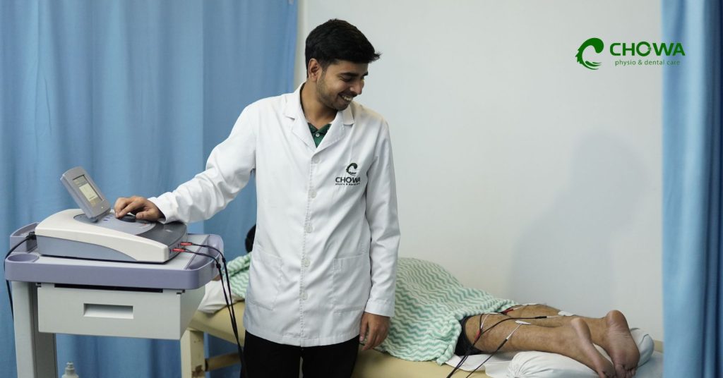 best physiotherapy center in dhaka with therapist using electrotherapy machine for leg pain treatment