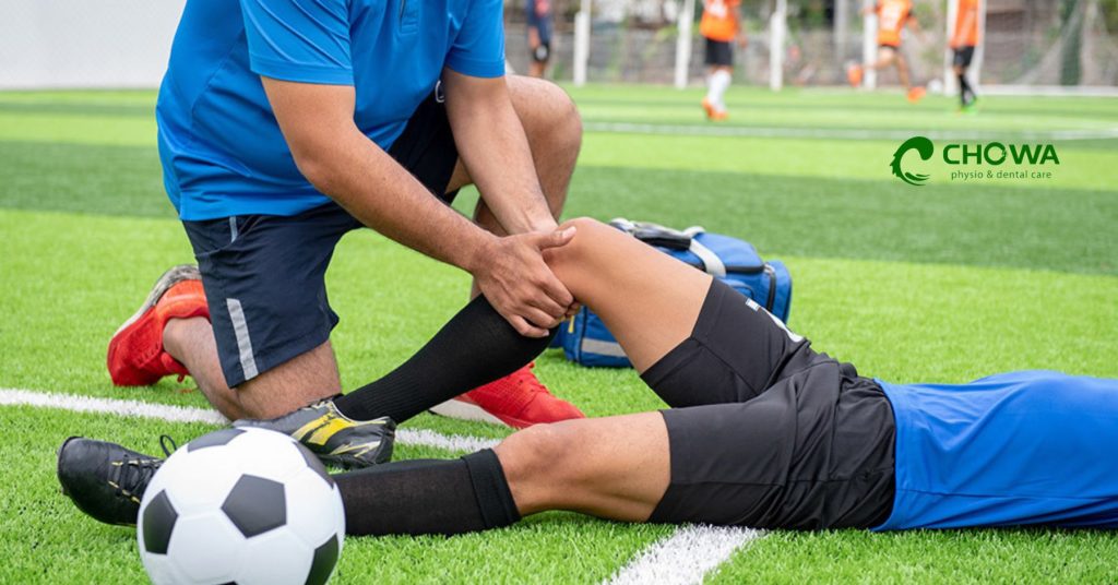 Sports Injury Physiotherapy in Gulshan with therapist treating knee injury in clinic setting