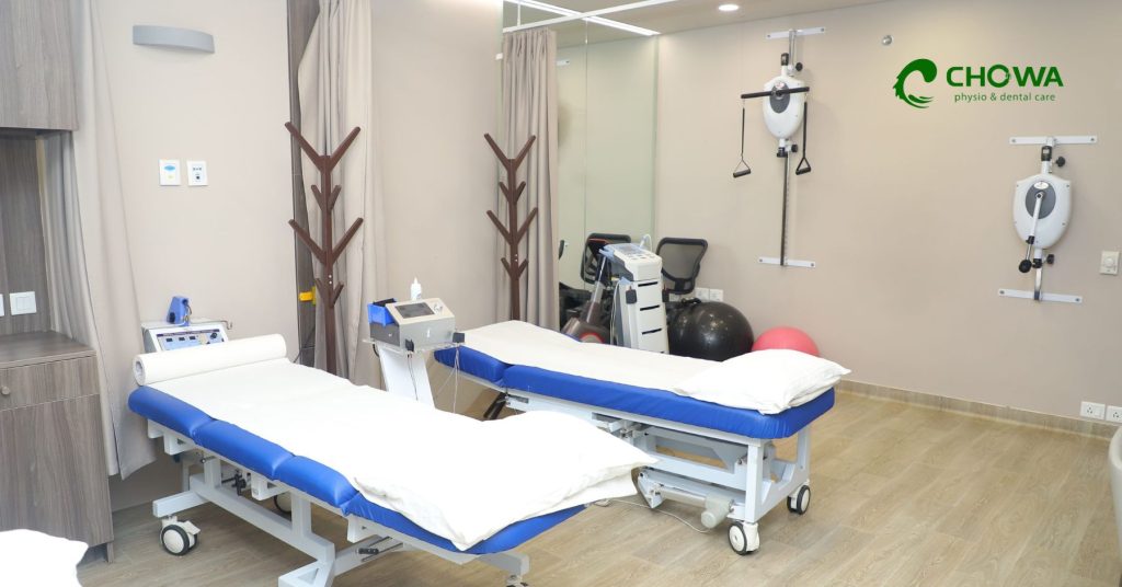 Best Physiotherapy Clinic Near Me in Gulshan showing advanced therapy room with equipment for rehabilitation