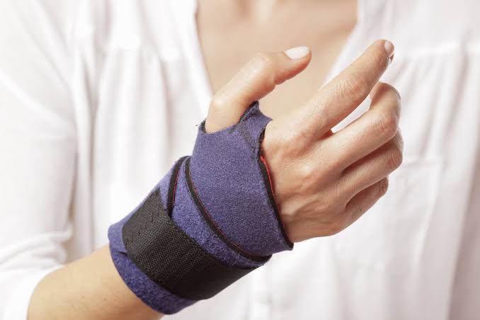 Physiotherapist helping patient with Best Physiotherapy Service Near me in Gulshan