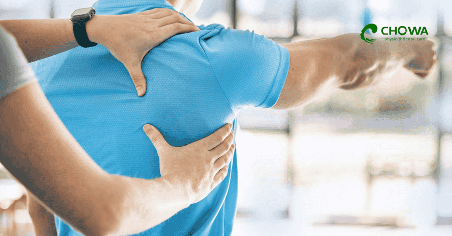 Therapist guiding shoulder movement during frozen shoulder physiotherapy in Gulshan