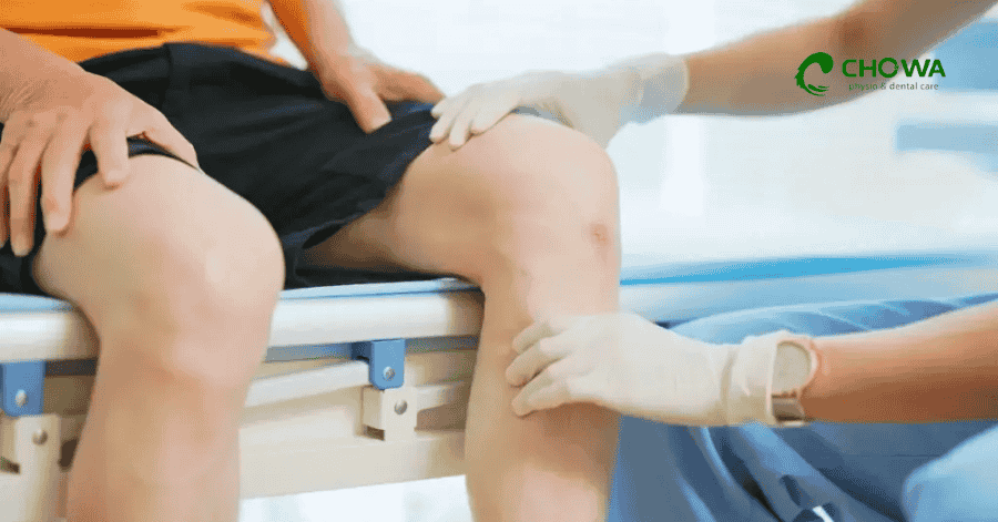 Patient holding an inflamed knee while seeking knee pain treatment in Gulshan for arthritis and joint discomfort.